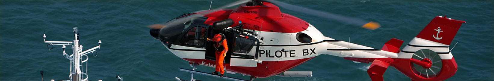 Pilote-BX : Pilote à bord d'un hélicoptère à l'approche d'un cargo