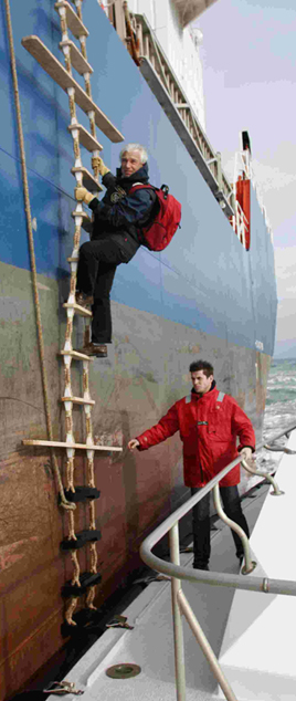 Pilote à l'échelle montant à bord d'un cargo