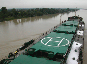 Chenalage d'une barge avec piste d'envol hélicoptère