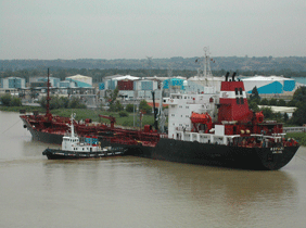 Manoeuvre d'un cargo au port d'Ambès avec un remorqueur