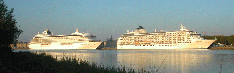 Deux paquebots au mouillage au port de la Lune à Bordeaux