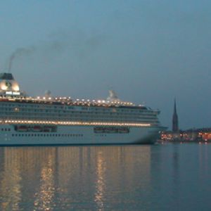 2 paquebots à la manœuvre dans le port de la Lune Bordeaux