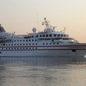 Paquebot au sortir du port de la Lune à Bordeaux